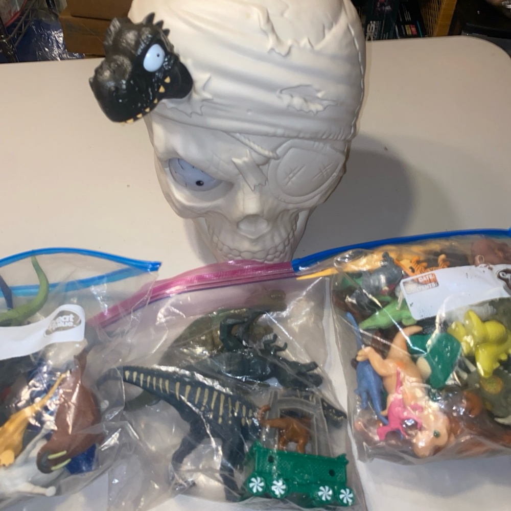 Adventure Skull and Dinosaur Playset
